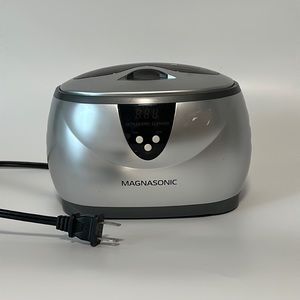 Eyeglass and jewlery cleaner